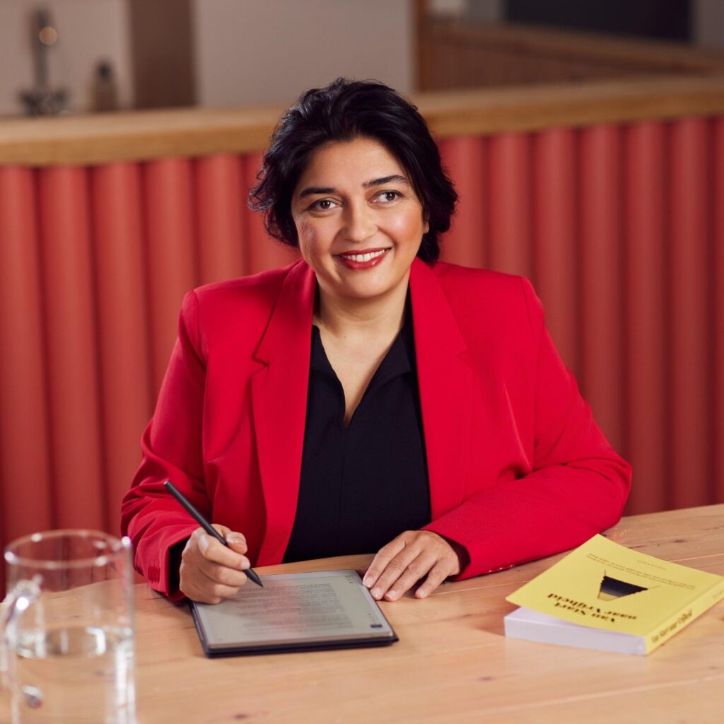 Thirza Klein aan het werk met haar boek Van Start naar Vrijheid